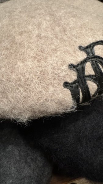 画像2: THE H.W.DOG&CO  Leather wappen Fluffy BERET Beige  YellowGold  Black (2)