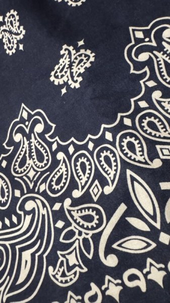 画像2: BANDANNAS GRANDE  BIGバンダナ　MADE IN U.S.A.　ペイズリーネイビー　 (2)